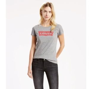 XS Levi’s tee